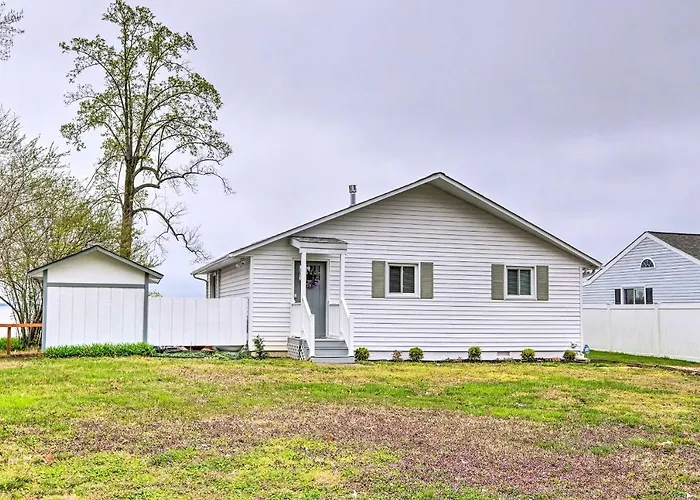 Waterfront Cottage W/ Private Beach + Deck!
